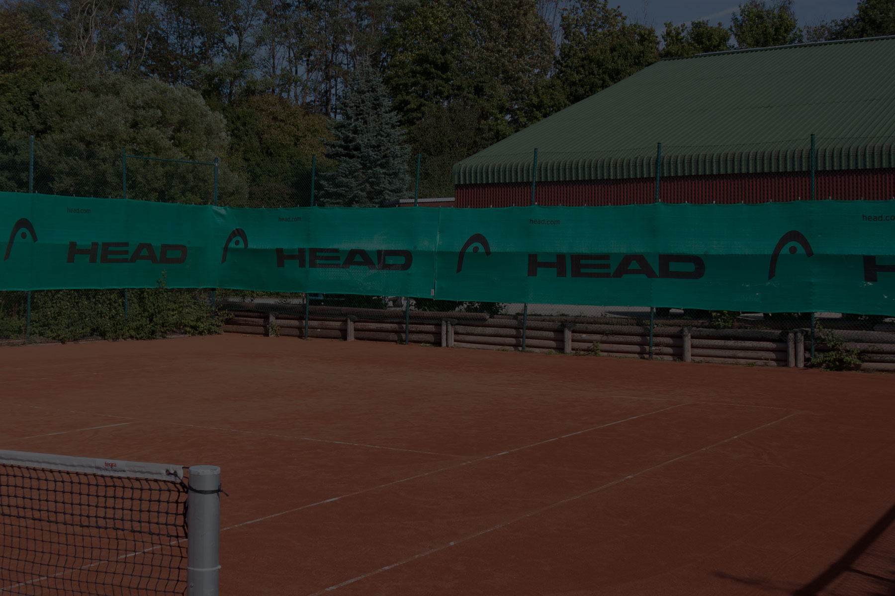 Tennisplatz und Tennishalle